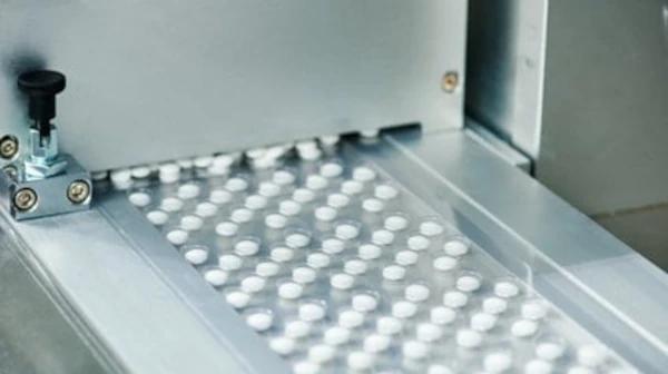 Pharmaceutical tablet pill production. Blistering conveyer