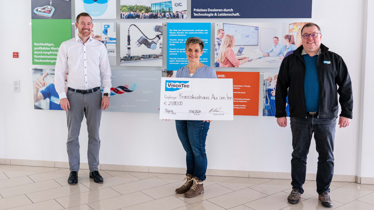 Martina Fiebiger, Chairwoman of the Board of the Sponsors' Association, at the symbolic presentation of the check by ViscoTec Managing Directors Franz Kamhuber (left) and Martin Stadler (right)