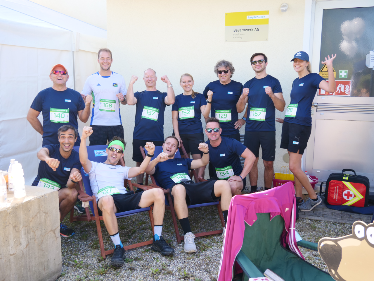 Ein Großteil der ViscoTec Läufer:innen beim „Einlaufen“ Spendenlauf in Altötting